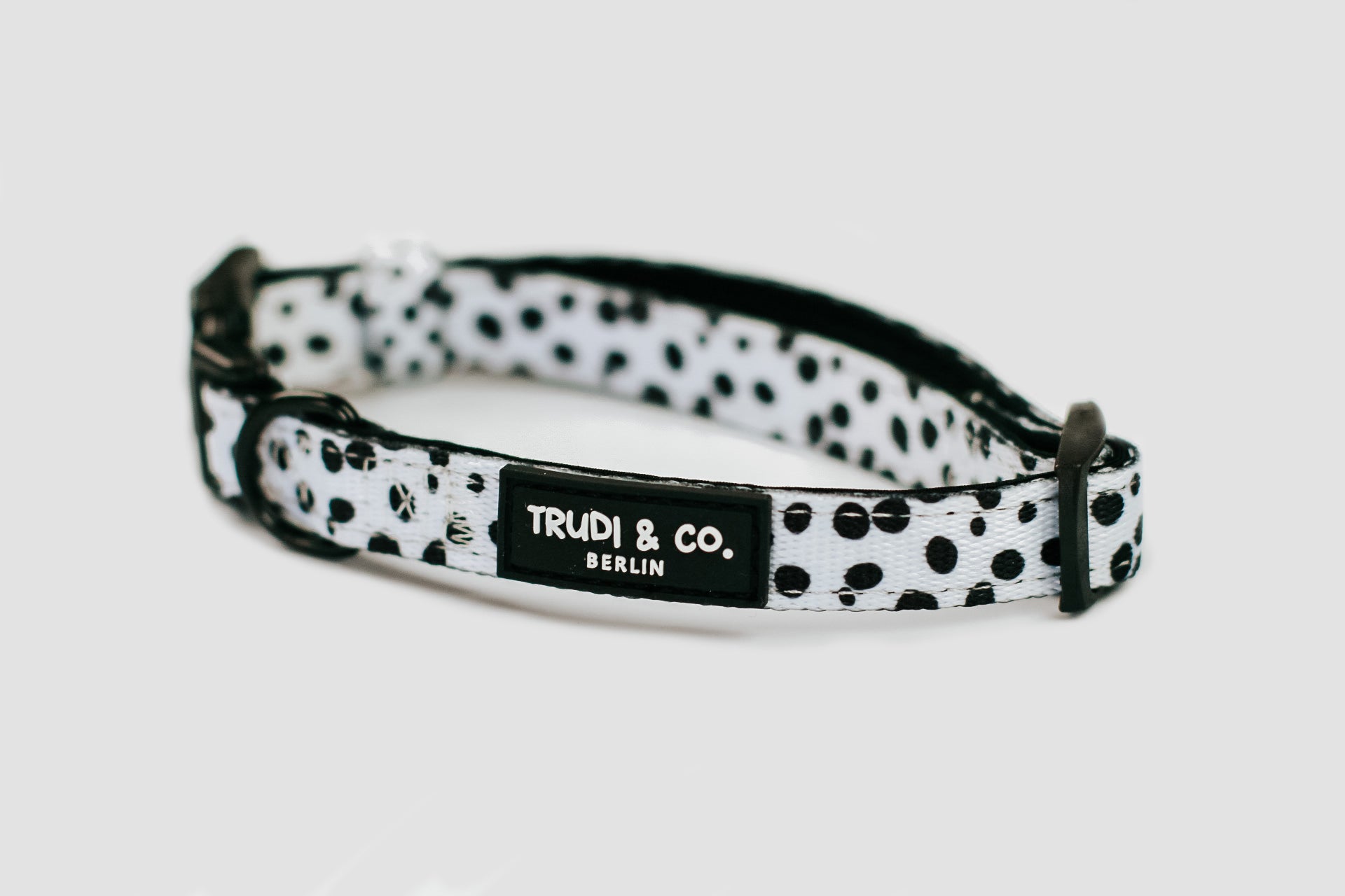 Hübsches Set bestehend aus Hundegeschirr, Hundehalsband, Hundeleine und Kotbeutelspender im angesagten Dalmatiner-Design für modebewusste Fellnasen